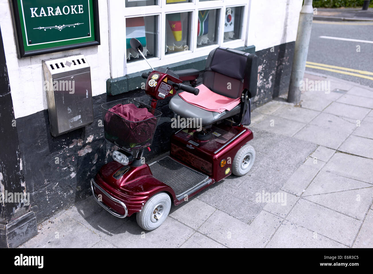 Mobilität Roller vor einem pub Stockfoto