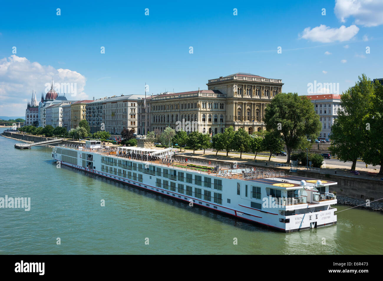 Blick entlang der Donau mit Viking Cruise Schiff und Parlament Budapest Stockfoto