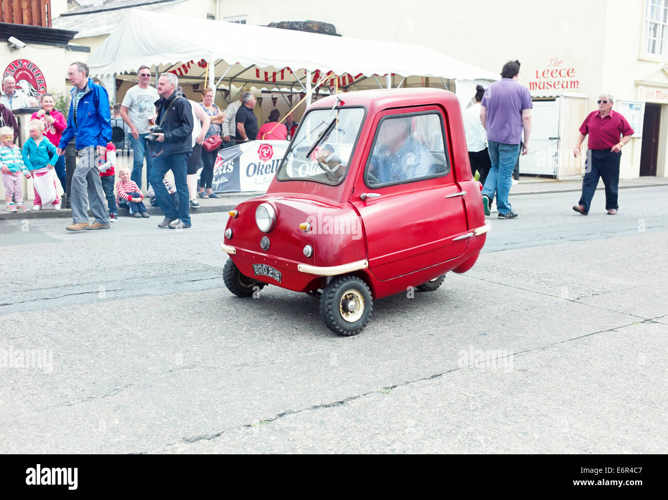 Peel P50 Auto fährt in Peel, Isle of man Stockfoto