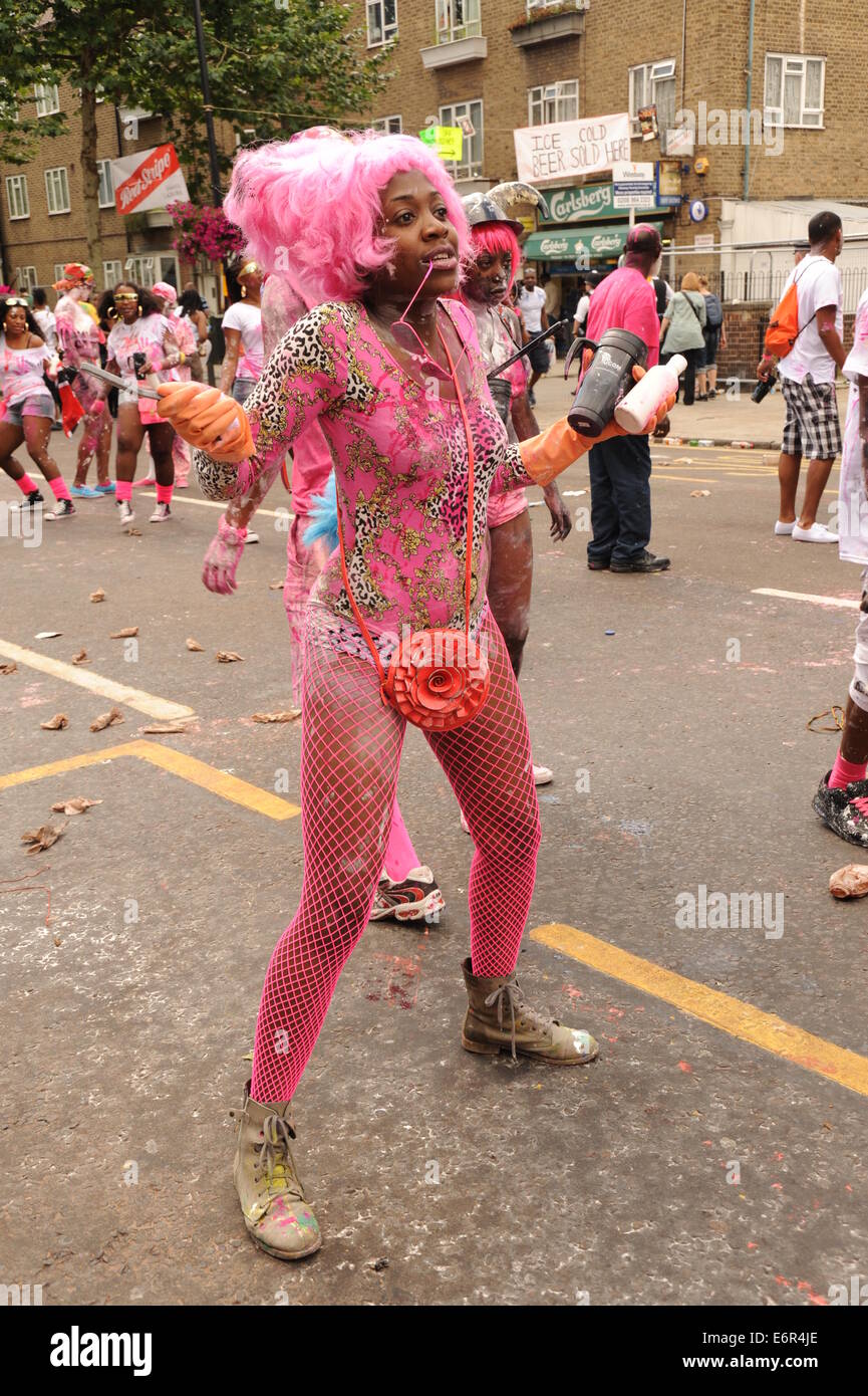 junge schwarze Frauen verkleidet in Nottinghill Carnival Familie Tag London Stockfoto