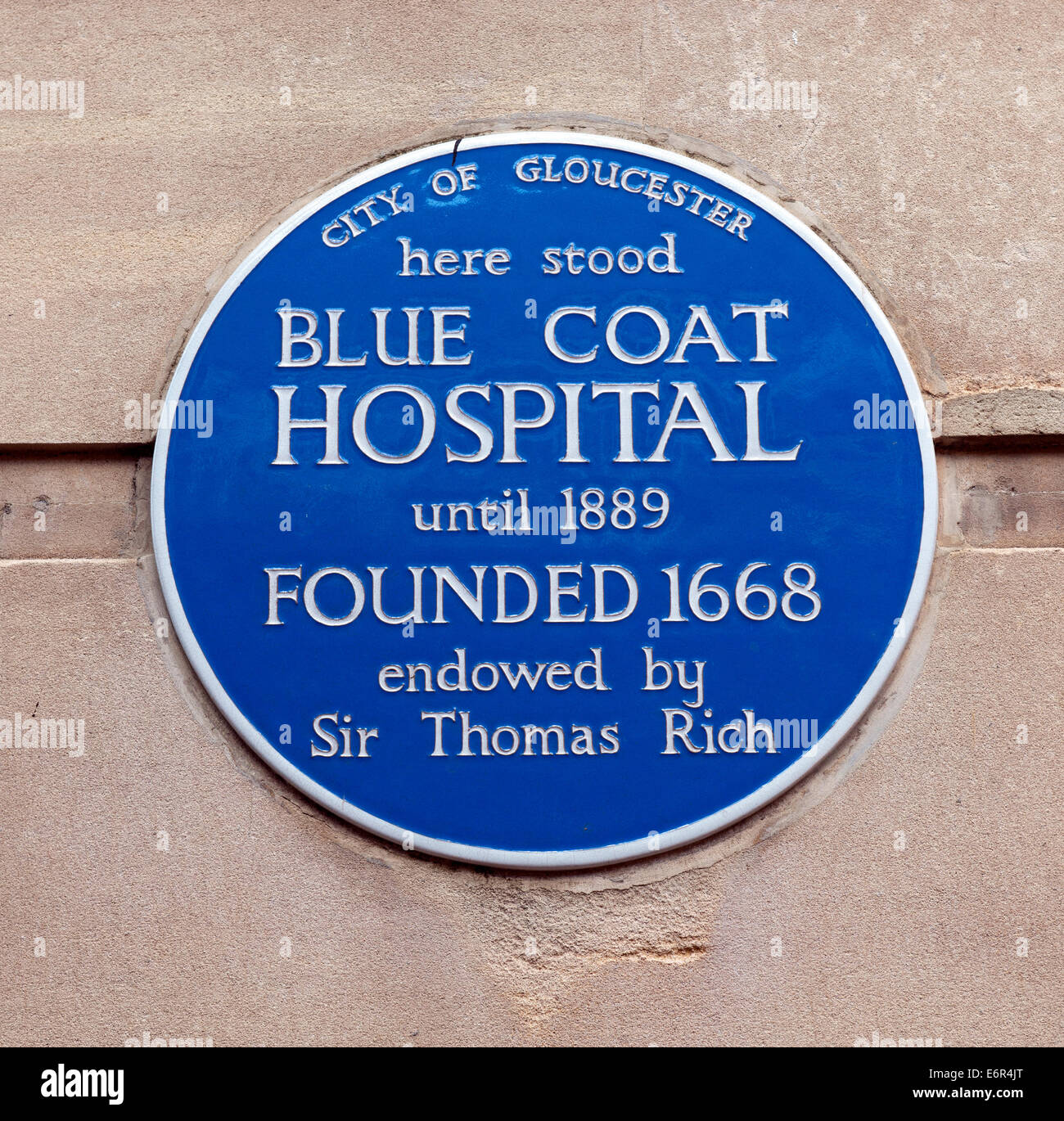 Blaue Plakette für das Blue Coat Hospital in Gloucester, England, UK. Stockfoto