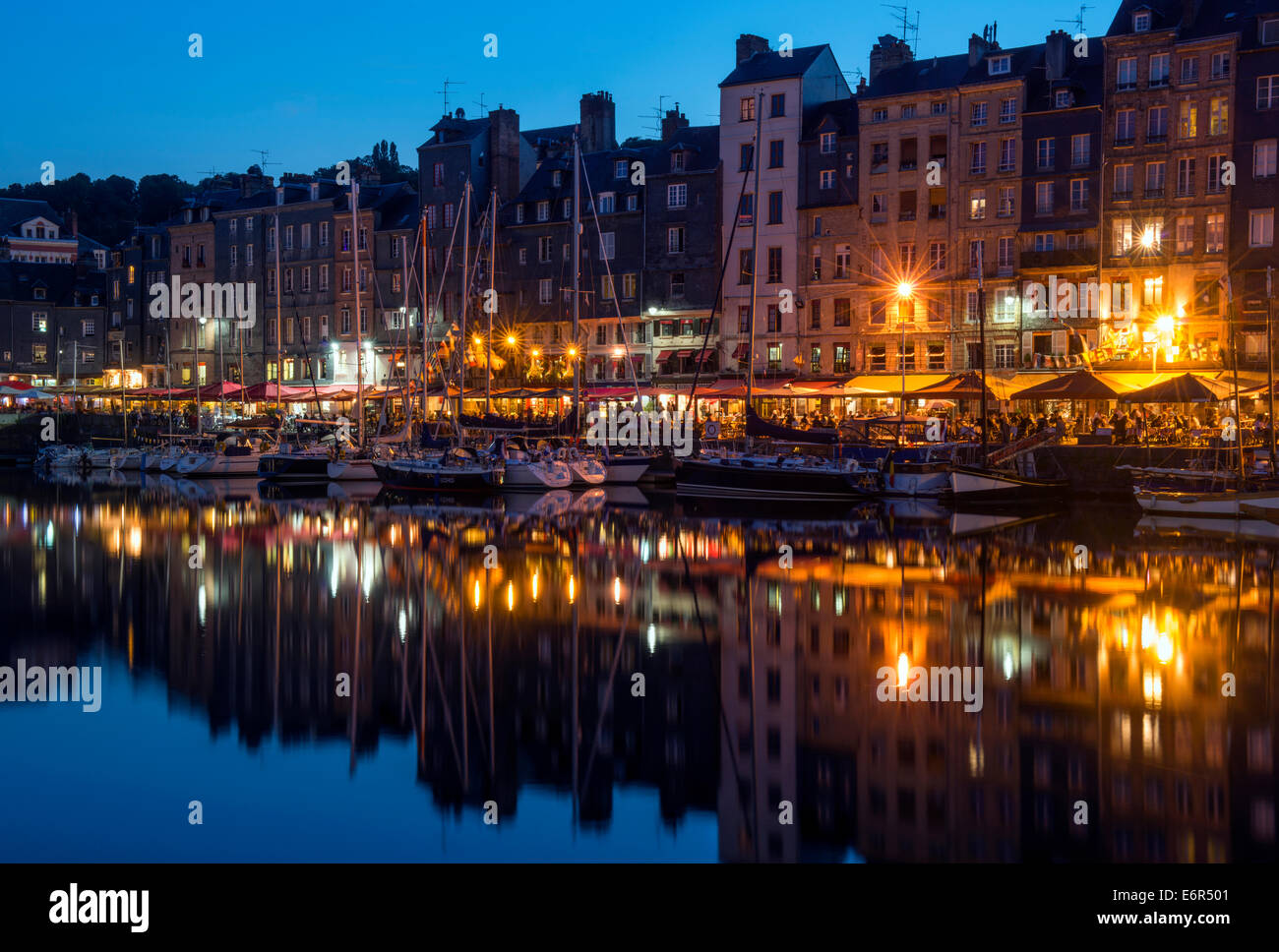 Abenddämmerung blaue Stunde im Hafen von Honfleur, Normandie Frankreich Europa Stockfoto