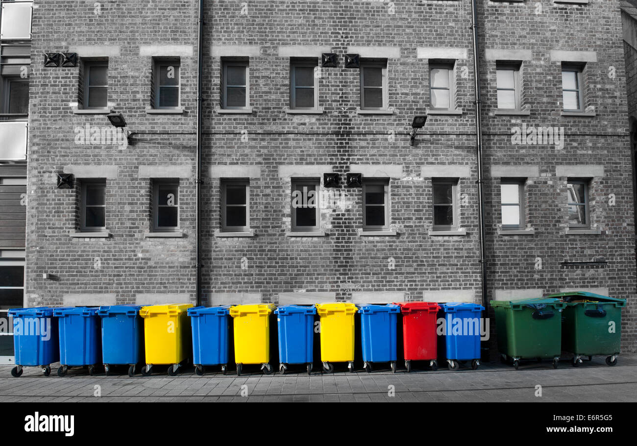 Große industrielle Mülltonnen auf der Straße, Gloucester, England, UK. Stockfoto