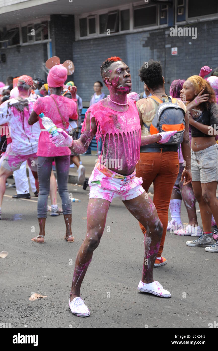 junger Mann in rosa und weißen Farbe Nottinghill Carnival abgedeckt Stockfoto