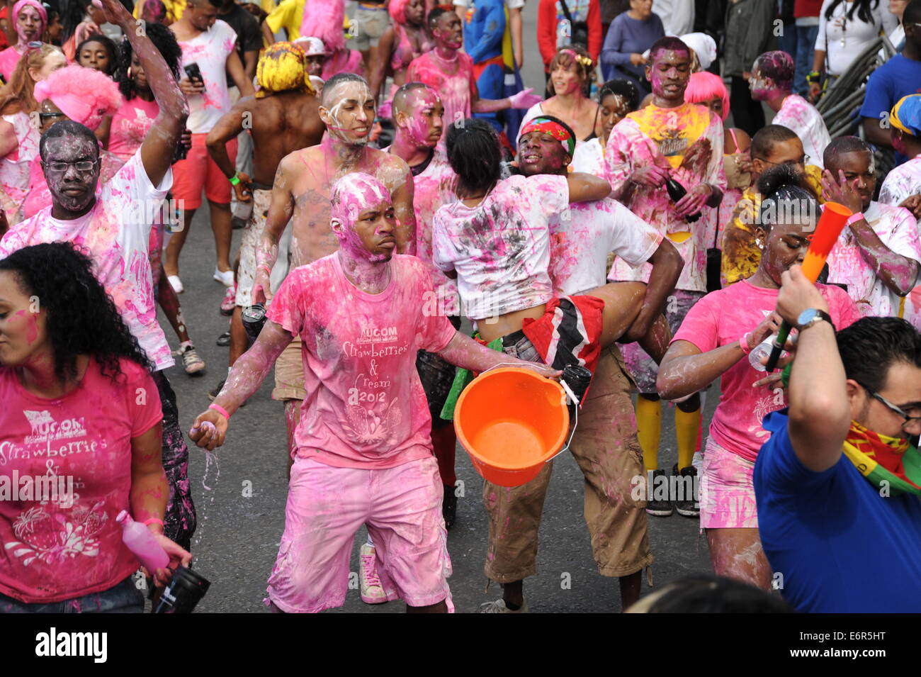 Menschenmenge bedeckt im Pick- and -weißer Farbe in Notting Hill Carnival am Familientag Stockfoto