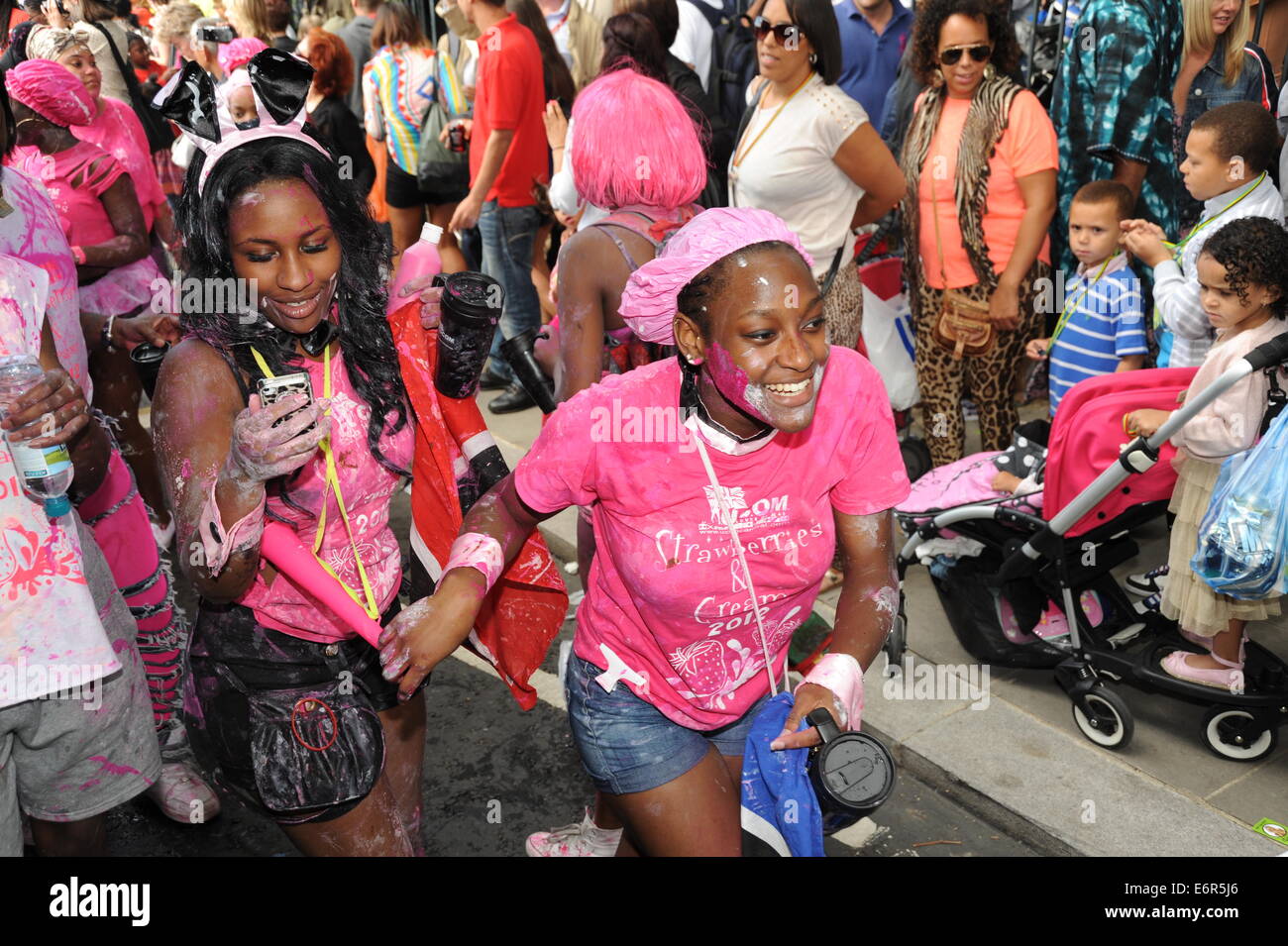 2 Frauen in Nottinghill Carnival Familientag Stockfoto