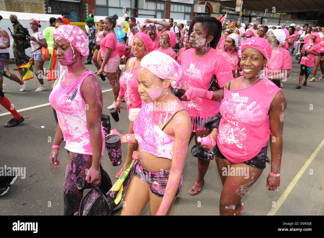 Junge schwarze Frauen, die zu Fuß in der Notting Hill Carnival Stockfoto