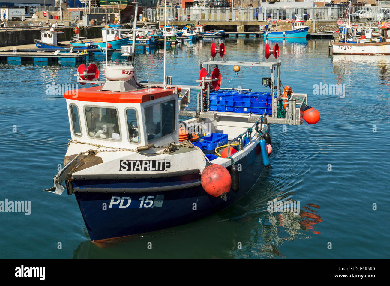 PETERHEAD HAFEN ABERDEENSHIRE KLEINE MAKRELEN FISCHERBOOT VERLASSEN DEN HAFEN FÜR DAS OFFENE MEER Stockfoto