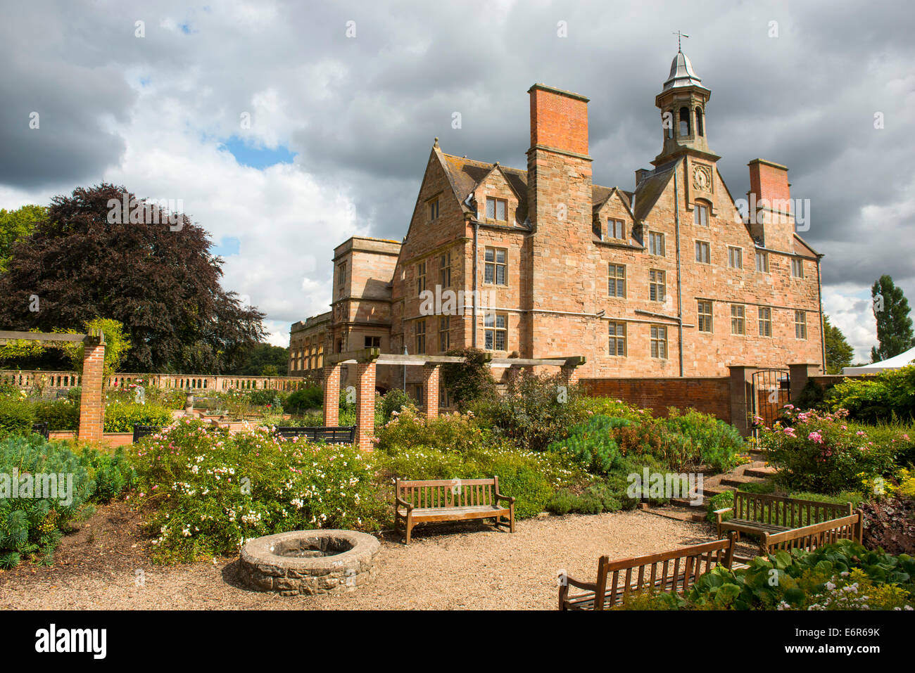 Sturm Wolken über Rufford Abbey, Nottinghamshire, England UK Stockfoto