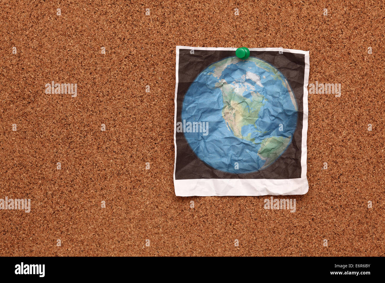 Zerknitterte Foto der Erde auf Pinnwand (Bulletin Board). Bild unseres Planeten aus: shadedrelief.com. Stockfoto