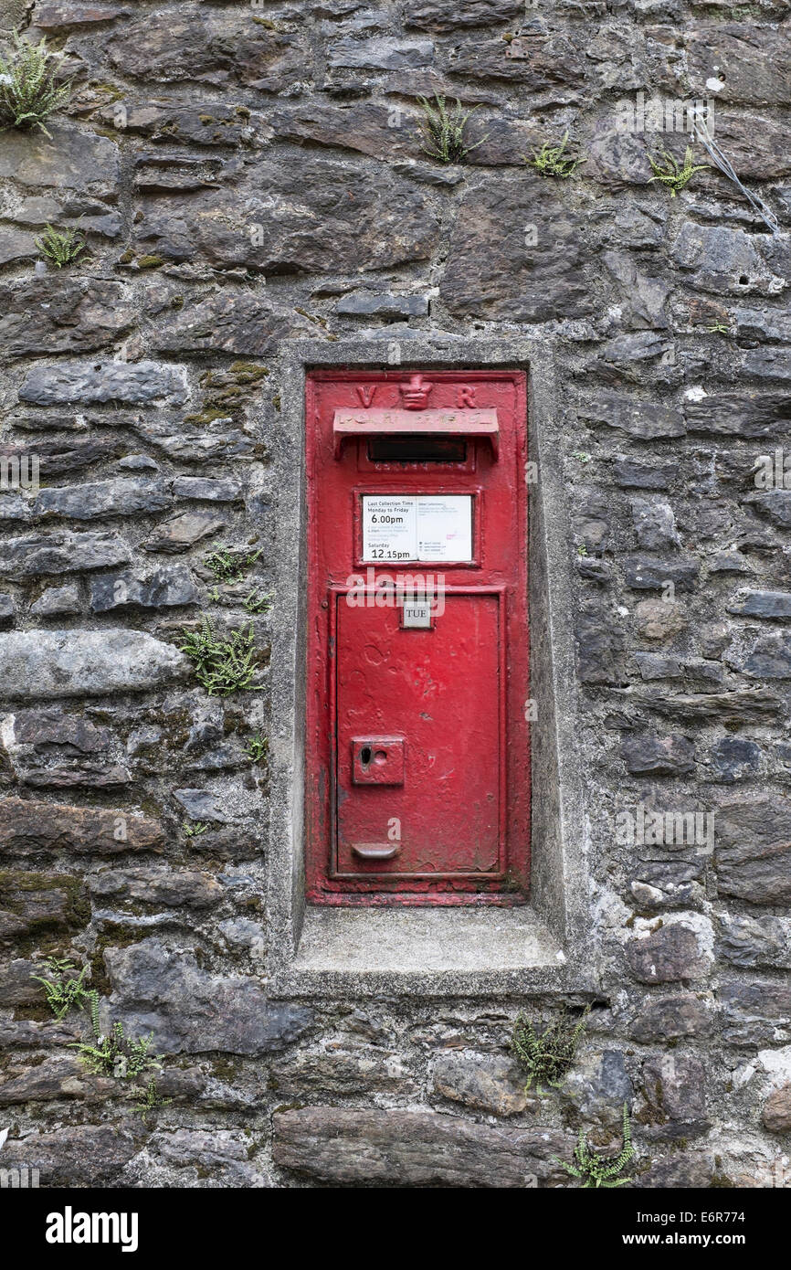 Ein Royal Mail-Postfach aus der viktorianischen Ära markiert "VR", Victoria Regina vertreten. Totnes, Devon, UK. Stockfoto