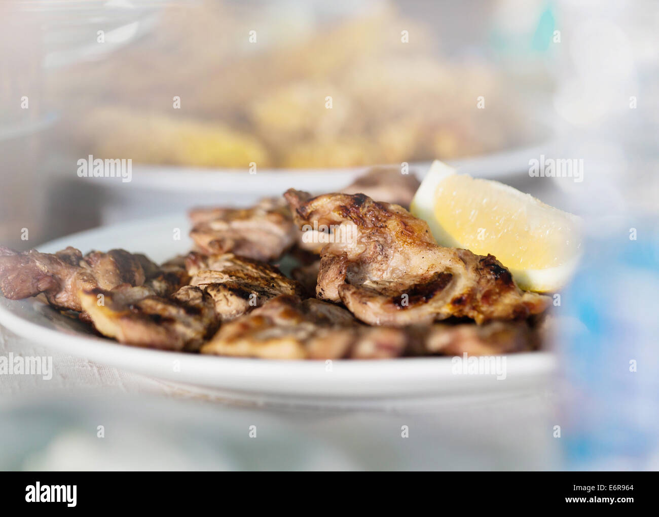 Bulgarische Spezialität Fleisch Steak mit Zitrone Stockfoto