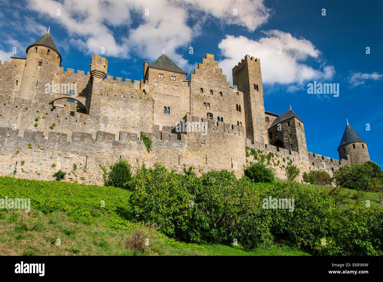 Niedrigen Winkel Blick auf die mittelalterliche Festungsstadt Carcassonne, Languedoc-Roussillon, Frankreich Stockfoto