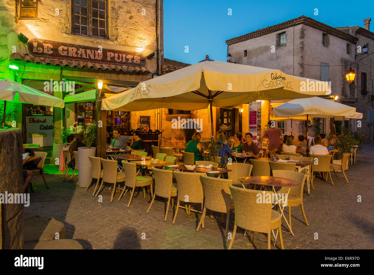 Restaurant im Freien in die alte befestigte Zitadelle von Carcassonne, Languedoc-Roussillon, Frankreich Stockfoto
