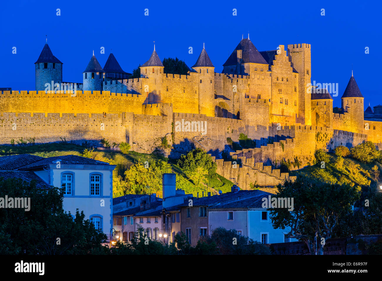 Nacht-Blick auf die mittelalterliche befestigte Stadt mit Chateau Comtal, Carcassonne, Languedoc-Roussillon, Frankreich Stockfoto