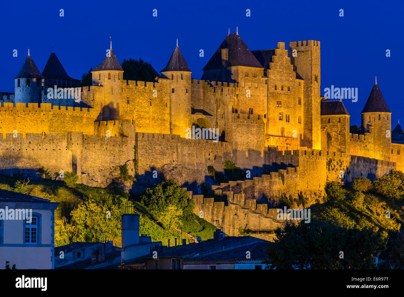 Nacht-Blick auf die mittelalterliche befestigte Stadt mit Chateau Comtal, Carcassonne, Languedoc-Roussillon, Frankreich Stockfoto