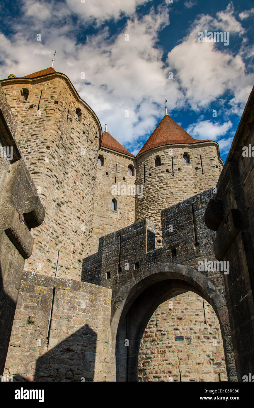Porte Narbonnaise Eingang in die mittelalterliche befestigte Zitadelle, Carcassonne, Languedoc-Roussillon, Frankreich Stockfoto