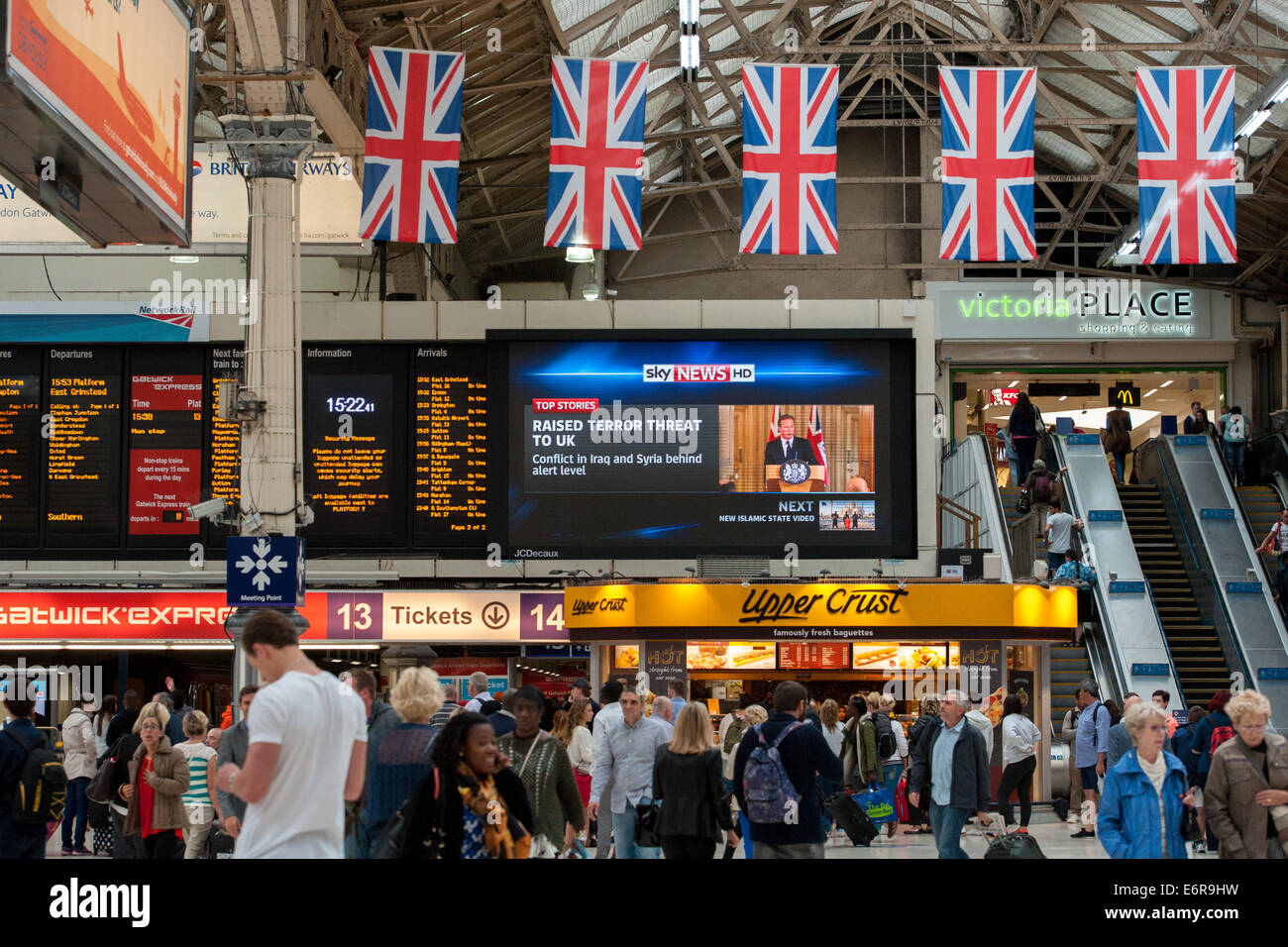 London, UK. 29. August 2014. Auf einer Großleinwand in Victoria Station kündigt ein Sky News-Feed der erhöhten Terror Bedrohungs-Level im Vereinigten Königreich. Bildnachweis: Pete Maclaine/Alamy Live-Nachrichten Stockfoto