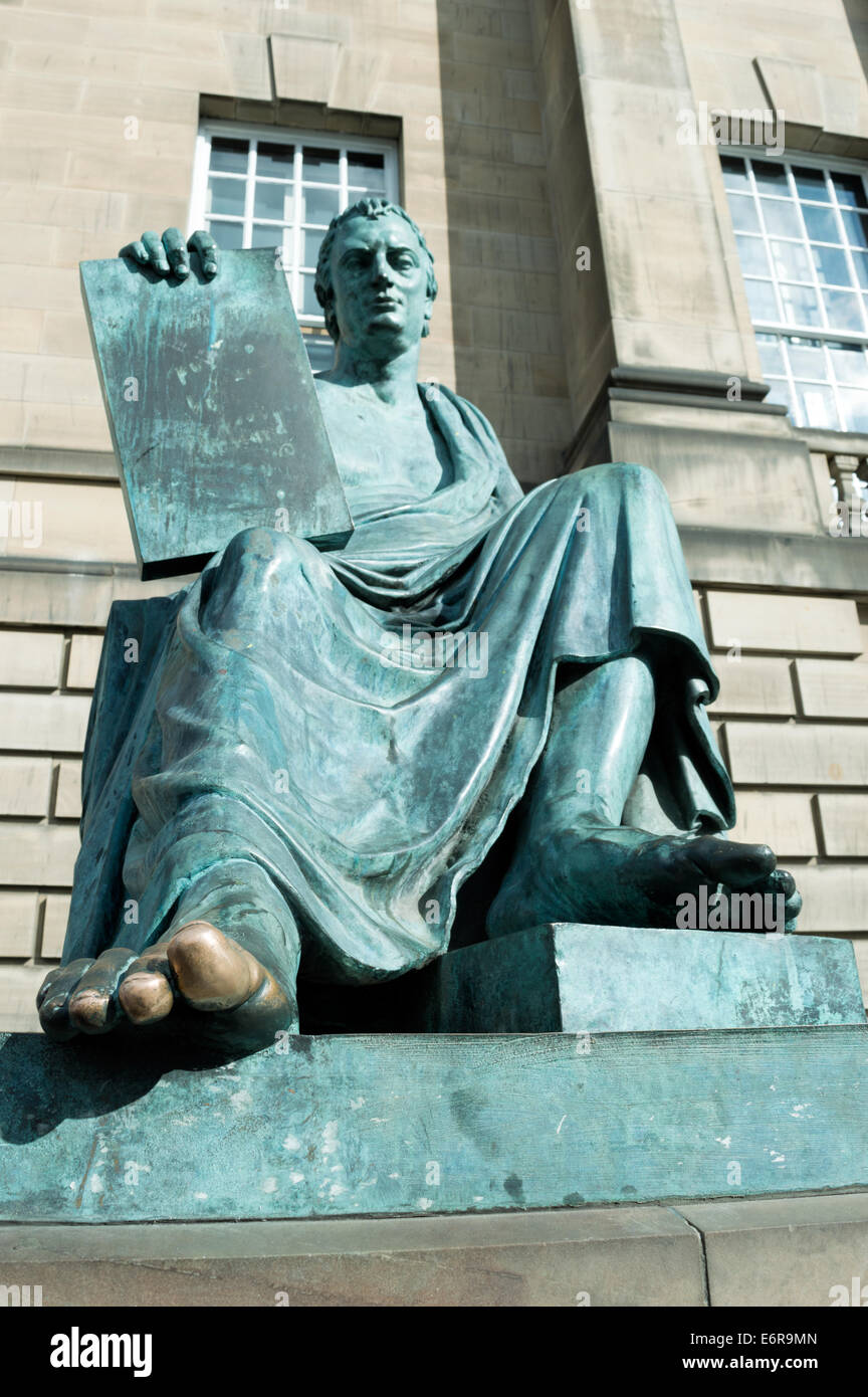 Fuß der Statue David Hume auf der Royal Mile. Touristen reiben das Zehe Fof viel Glück. Stockfoto