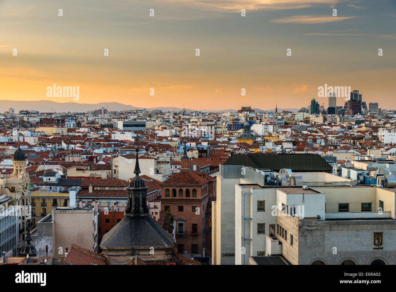 City Skyline bei Sonnenuntergang mit moderner Finanzplatz hinter Madrid, Comunidad de Madrid, Spanien Stockfoto