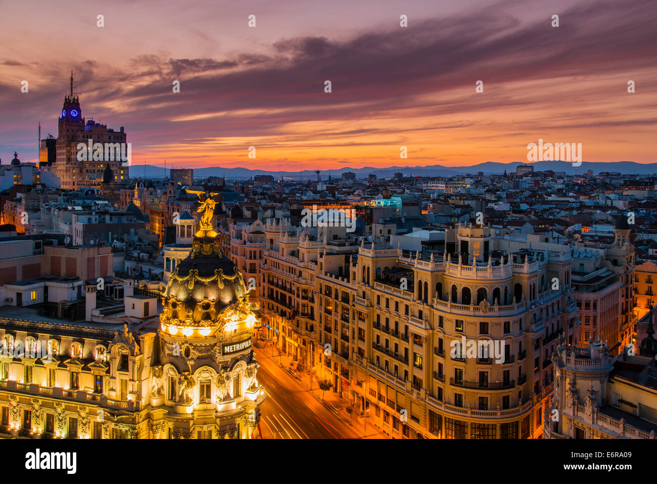 Skyline mit Metropolis Gebäude und Gran Via Street bei Sonnenuntergang, Madrid, Comunidad de Madrid, Spanien Stockfoto