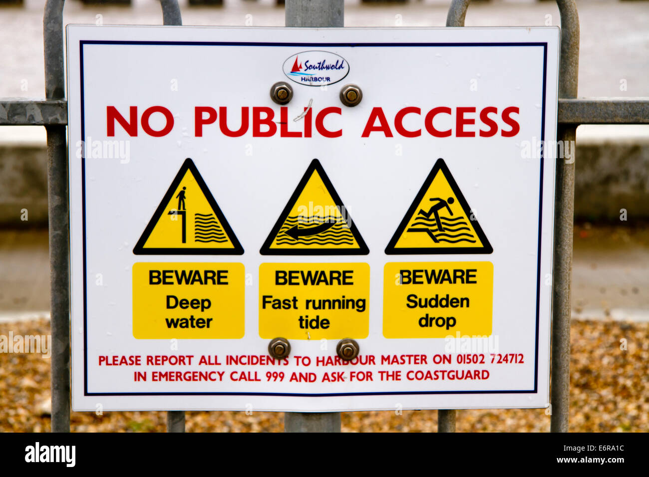 Wasser Gefahr Schild an einem Zaun, der Hafen, Southwold, Suffolk, UK Stockfoto