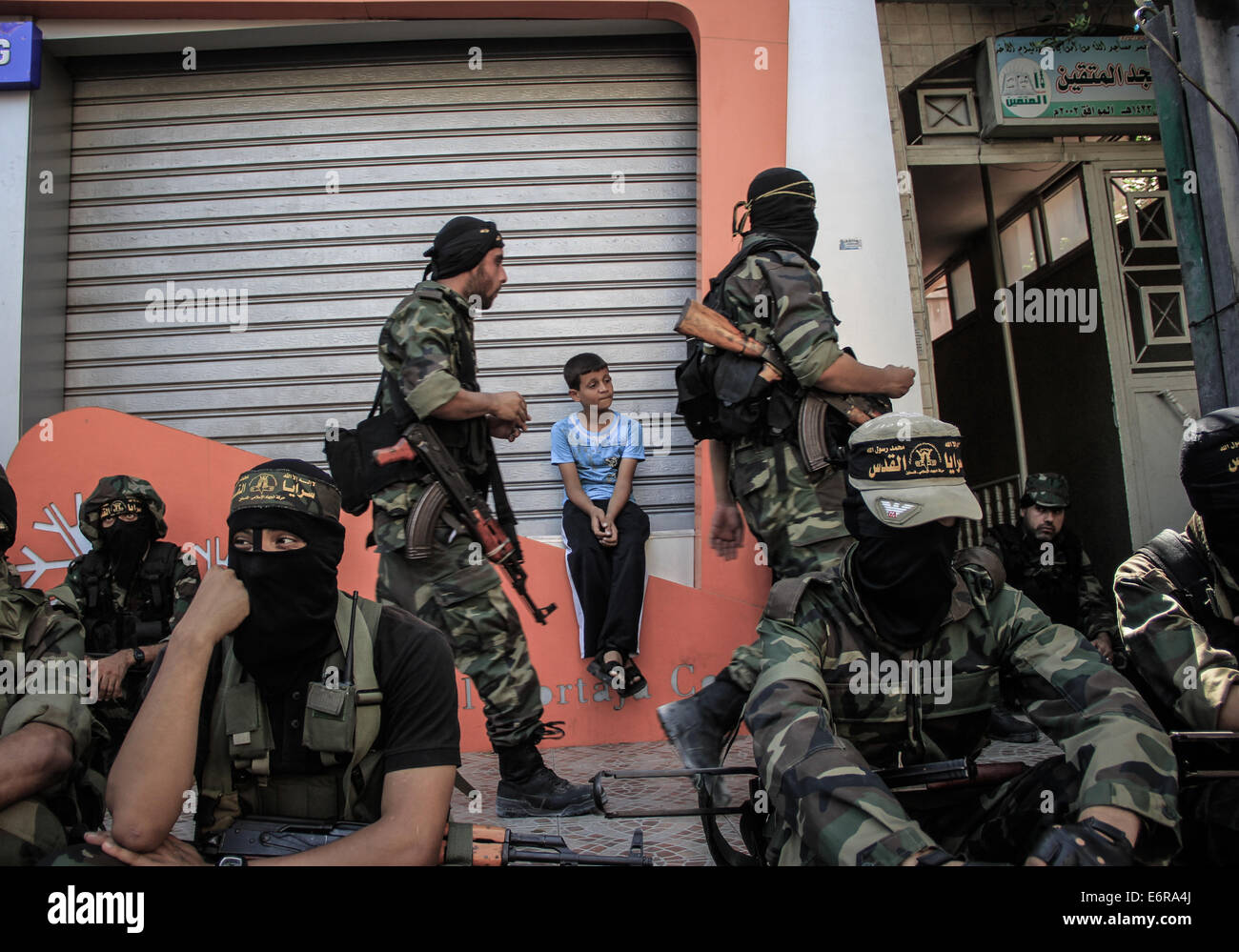 Gaza. 29. August 2014. Kinder, die Teilnahme an der Militärparade, die von Al-Quds-Brigaden, der bewaffnete Arm der islamischen Jihad, markiert das Ende des Krieges in Gaza und wie sie es nannten, einen Sieg über Israel organisiert wurde. Bildnachweis: Ibrahim Khader/Pacific Press/Alamy Live-Nachrichten Stockfoto