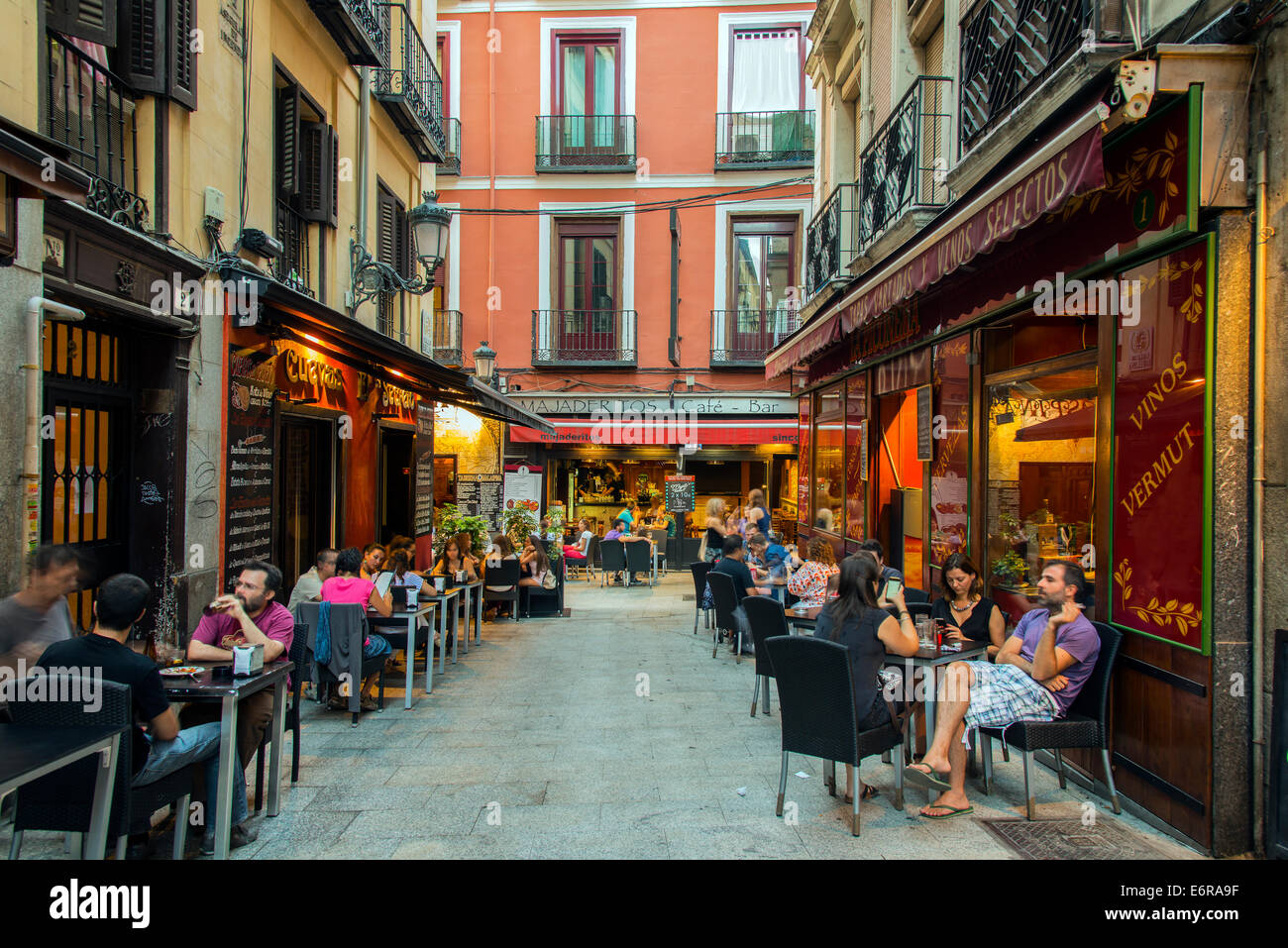 Touristen sitzen in Outdoor-Restaurants und Bars in Calle Barcelona, Madrid, Comunidad de Madrid, Spanien Stockfoto