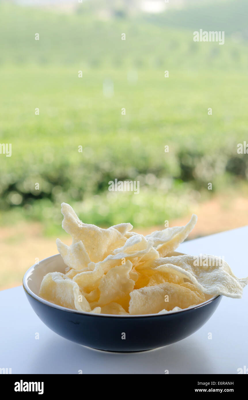 Reis-Chips in schwarz Schüssel, knusprigen snack Stockfoto