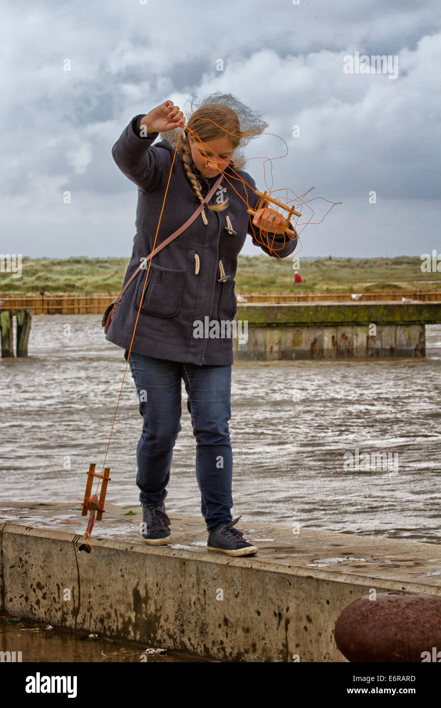 Frauen, die Verdrehungen, Hafen von Southwold, Suffolk, UK Stockfoto