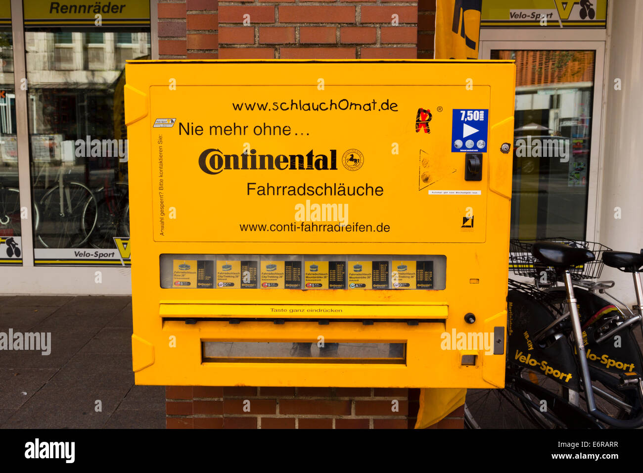 Kontinentales" Automat mit Fahrradschläuchen, Bremen, Deutschland  Stockfotografie - Alamy