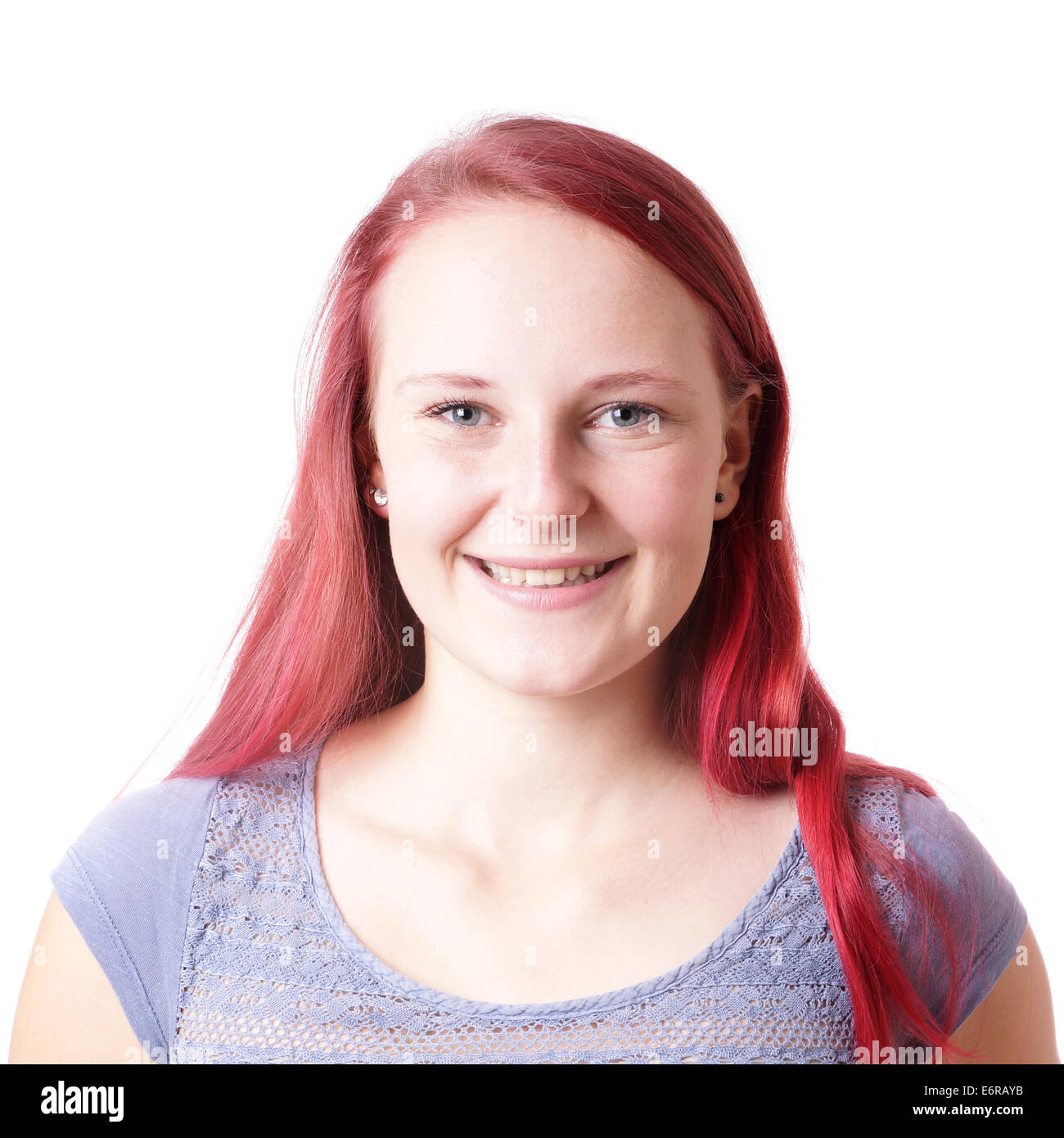 lächelnde junge Frau mit langen roten Haaren Stockfoto