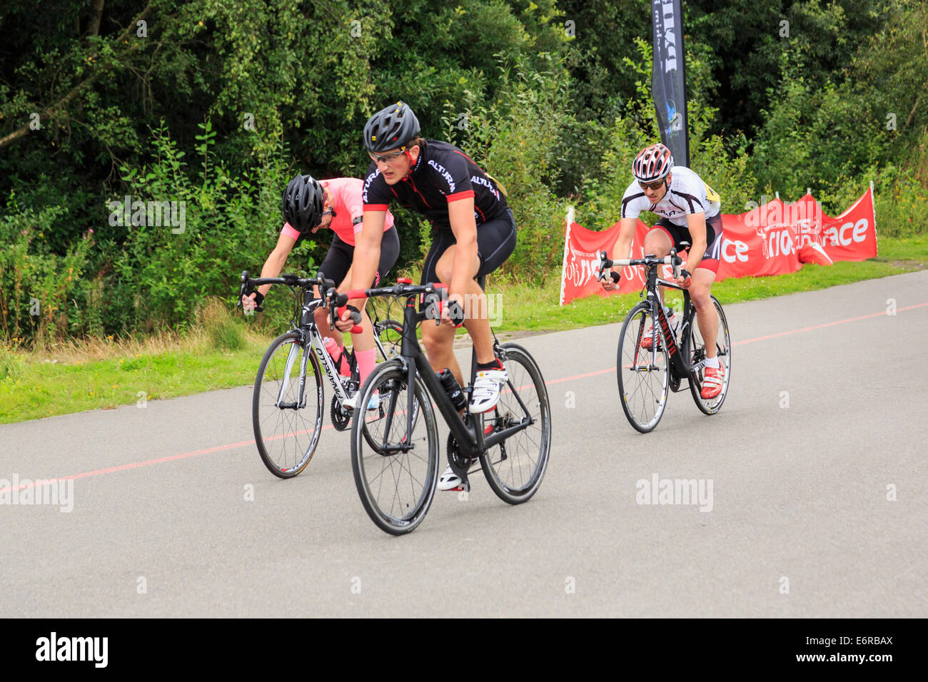 Aktive Männer racing in einem lokalen Radrennen durch British Cycling bei Fowlmead Country Park, Deal, Kent, England, UK, Großbritannien organisiert Stockfoto