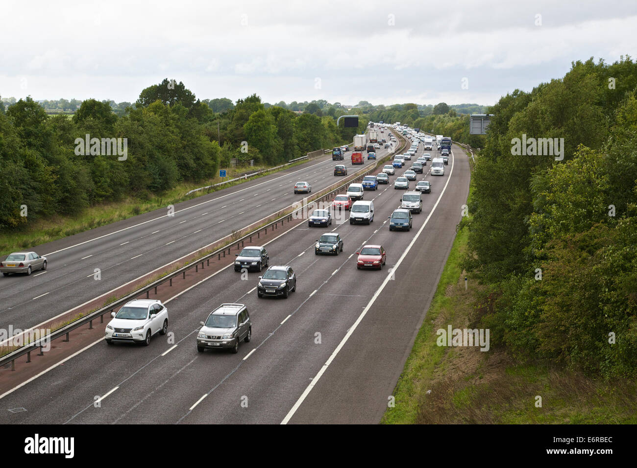 Banbury, Oxfordshire, Vereinigtes Königreich. 29. August 2014. Verkehrsbehinderungen auf der Autobahn M40 nach Unfall zwischen Kreuzungen 11 Banbury & 10 Brackley. Bildnachweis: David Hawtin/Alamy Live-Nachrichten Stockfoto