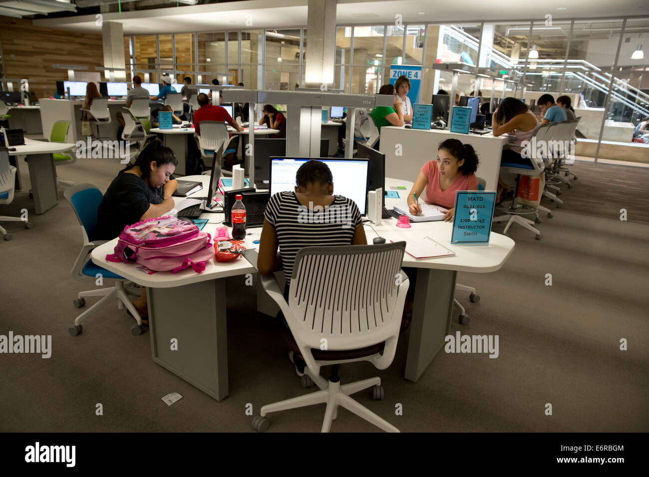 Community College-Studenten verwenden großen Computerraum zu studieren, forschen und erhalten als Austin Community College Nachhilfe Stockfoto