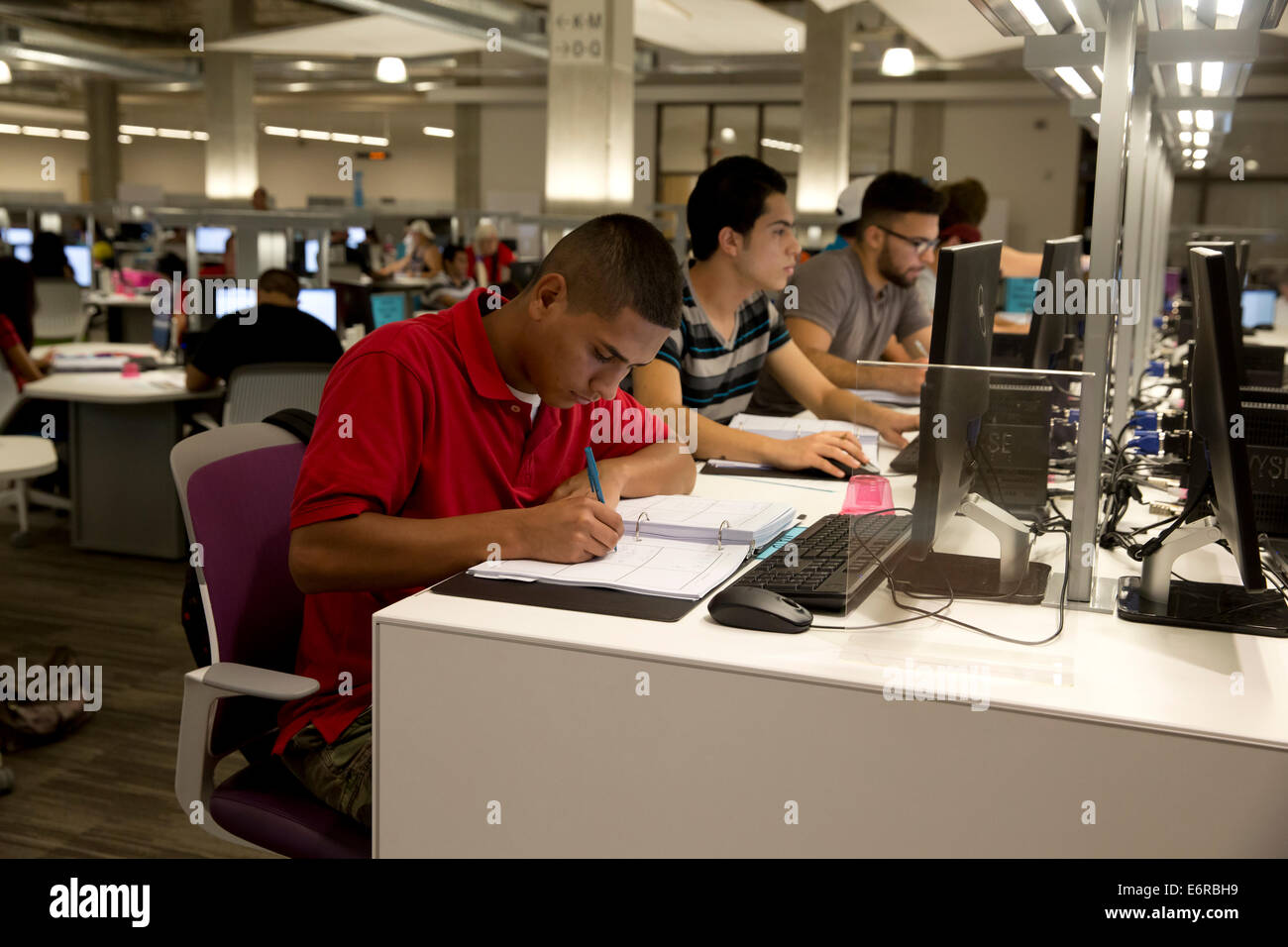 Community College-Studenten Computer verwenden und Nachhilfe Lab am neuen Campus studieren forschen und bekommen Nachhilfe Stockfoto
