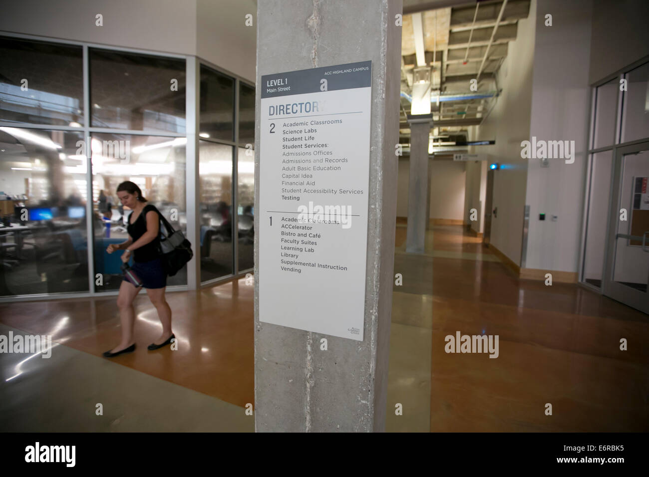 Studenten, entspannen, Wandern in den Fluren des neuen Campus der Austin Community College in Austin, Texas Stockfoto