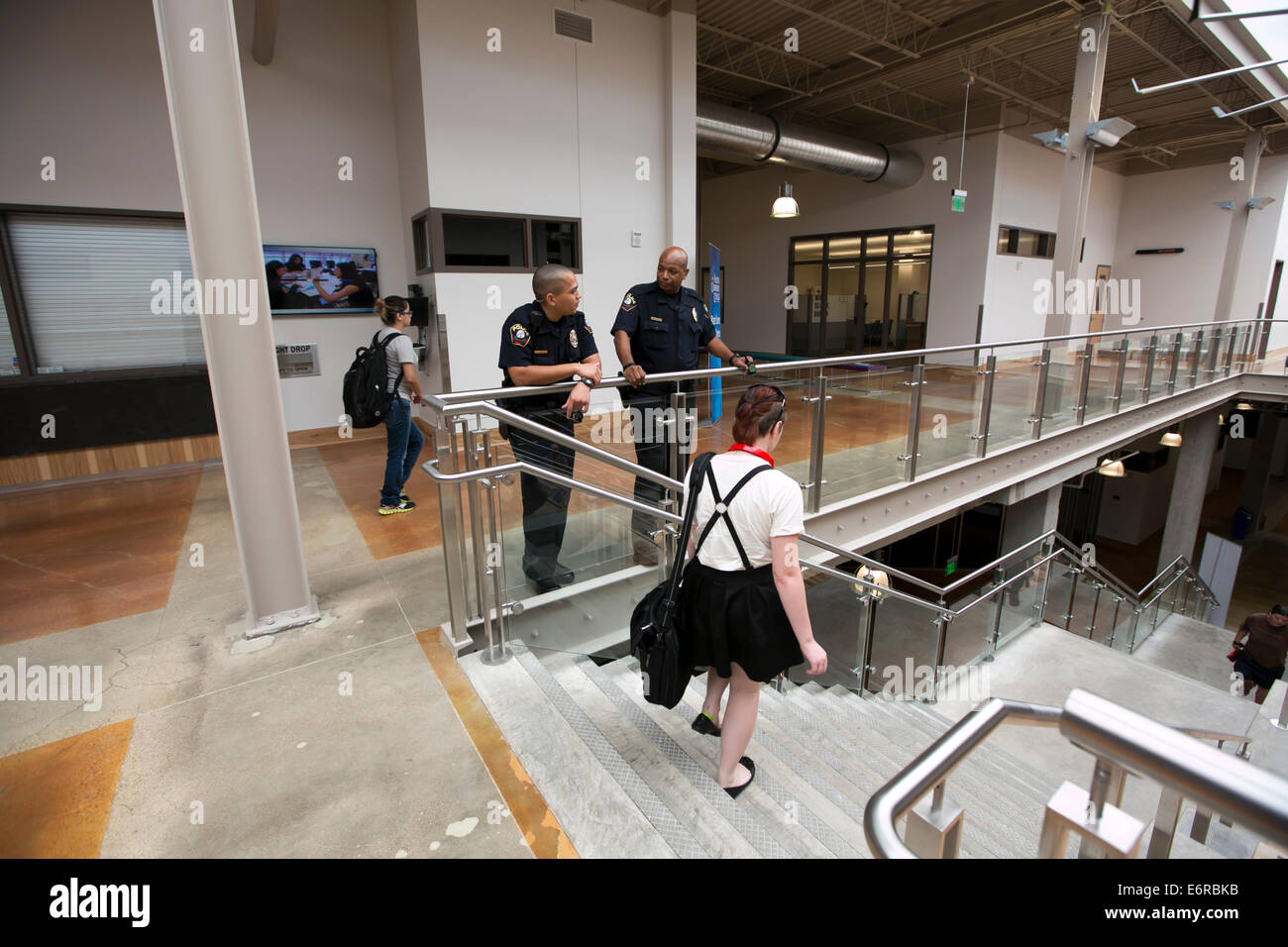 Austin Community College Polizeistreife die Gänge des neuen Campus-Gebäude Stockfoto