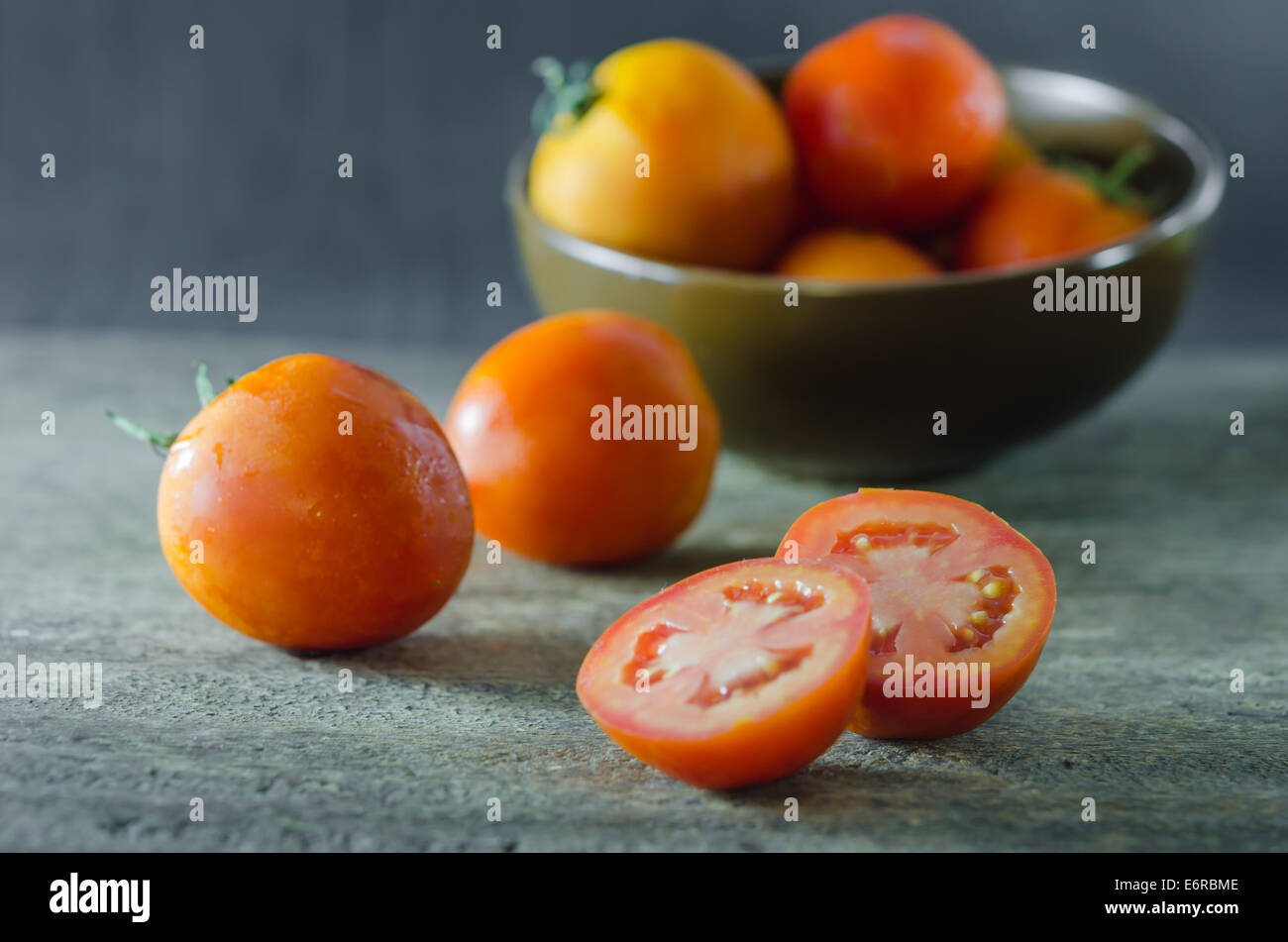 rote reife Gemüse, Tomate über Holztisch Stockfoto
