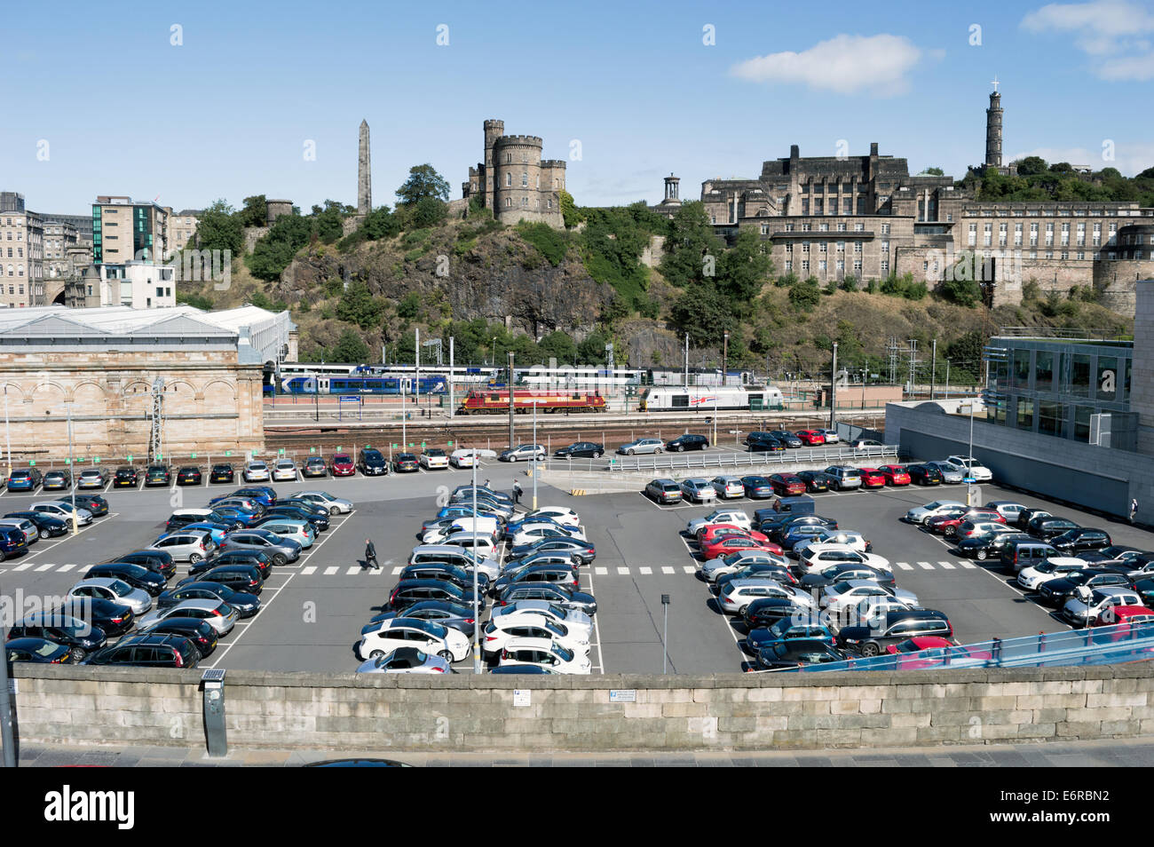 Edinburgh Waverley Bahnhof Station Parkplatz mit St Andrew House und Calton Hill im Hintergrund Stockfoto