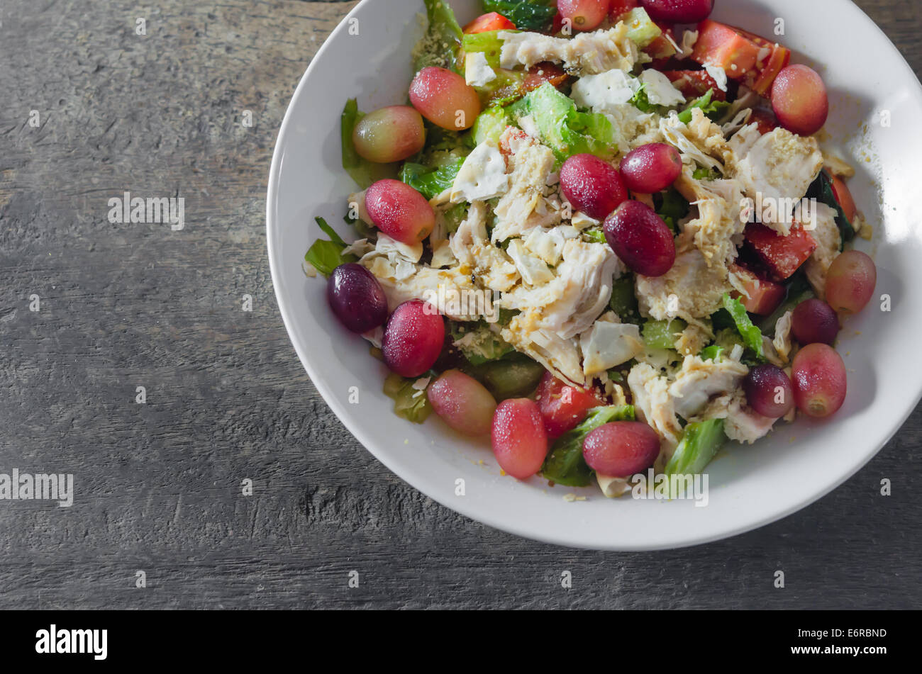 Mix Salat mit Trauben und Huhn auf weiße Schale Stockfoto