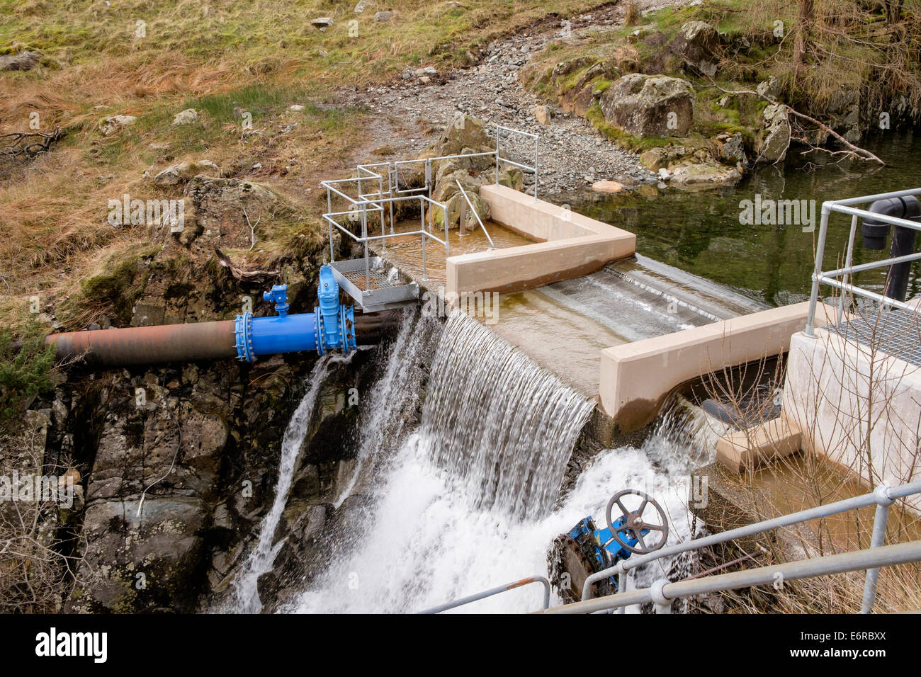 Kleines Wasserkraftwerk Schema Damm am Glenridding Beck in Lake District National Park Patterdale Cumbria England UK Großbritannien Stockfoto