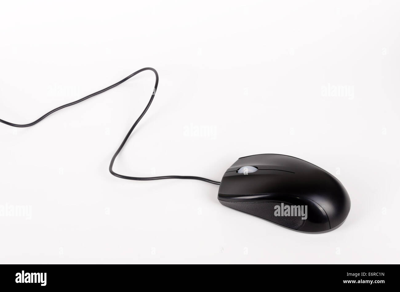 Schwarze, kabelgebundene Computermaus isoliert auf weißem Hintergrund Stockfoto