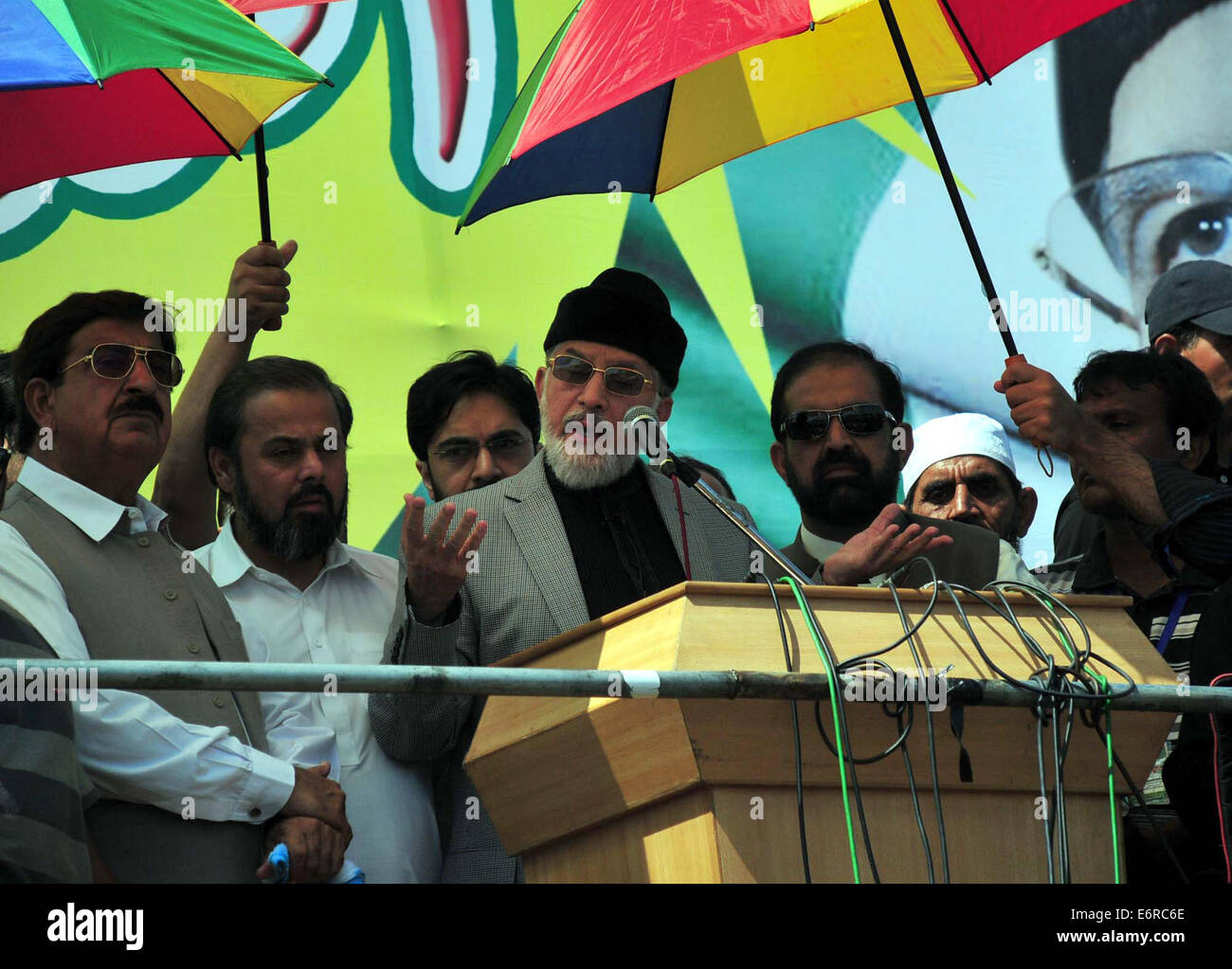 Kanadische Basis Prediger, Führer der Awami Tehreek, Dr. Tahir-Ul-Qadri reden während anti-Regierung Protest vor Parliament House verurteilt PM Nawaz Sharif Anweisung Nationalversammlung am Freitag, 29. August 2014 ausgeliefert. Stockfoto