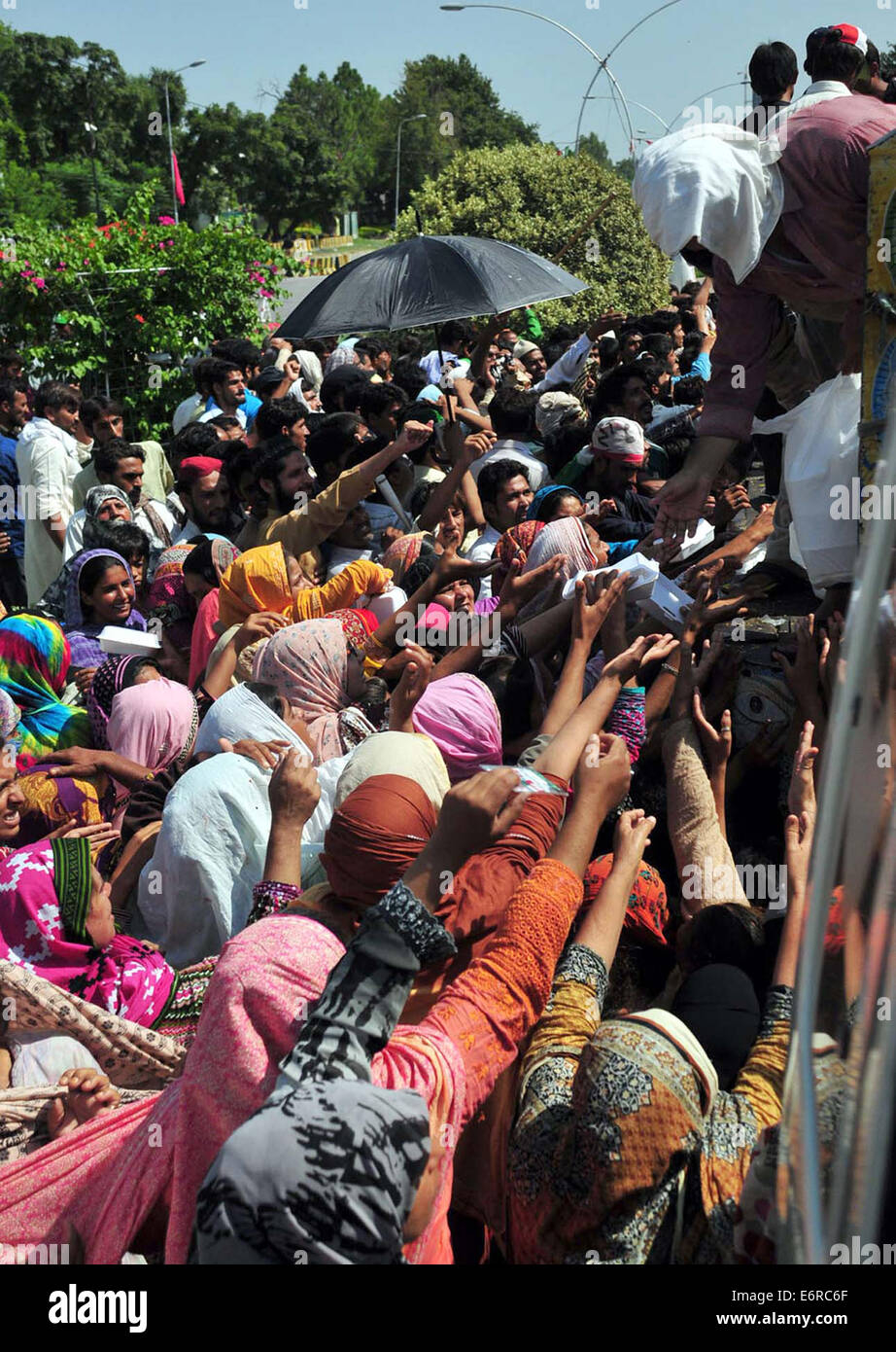 Unterstützer von Tahir-Ul-Qadir anti-Regierung Protest vor Parliament House kommen zusammen, um Essen zu Mittag, in Islamabad am Freitag, 29. August 2014 zu gewinnen. Stockfoto