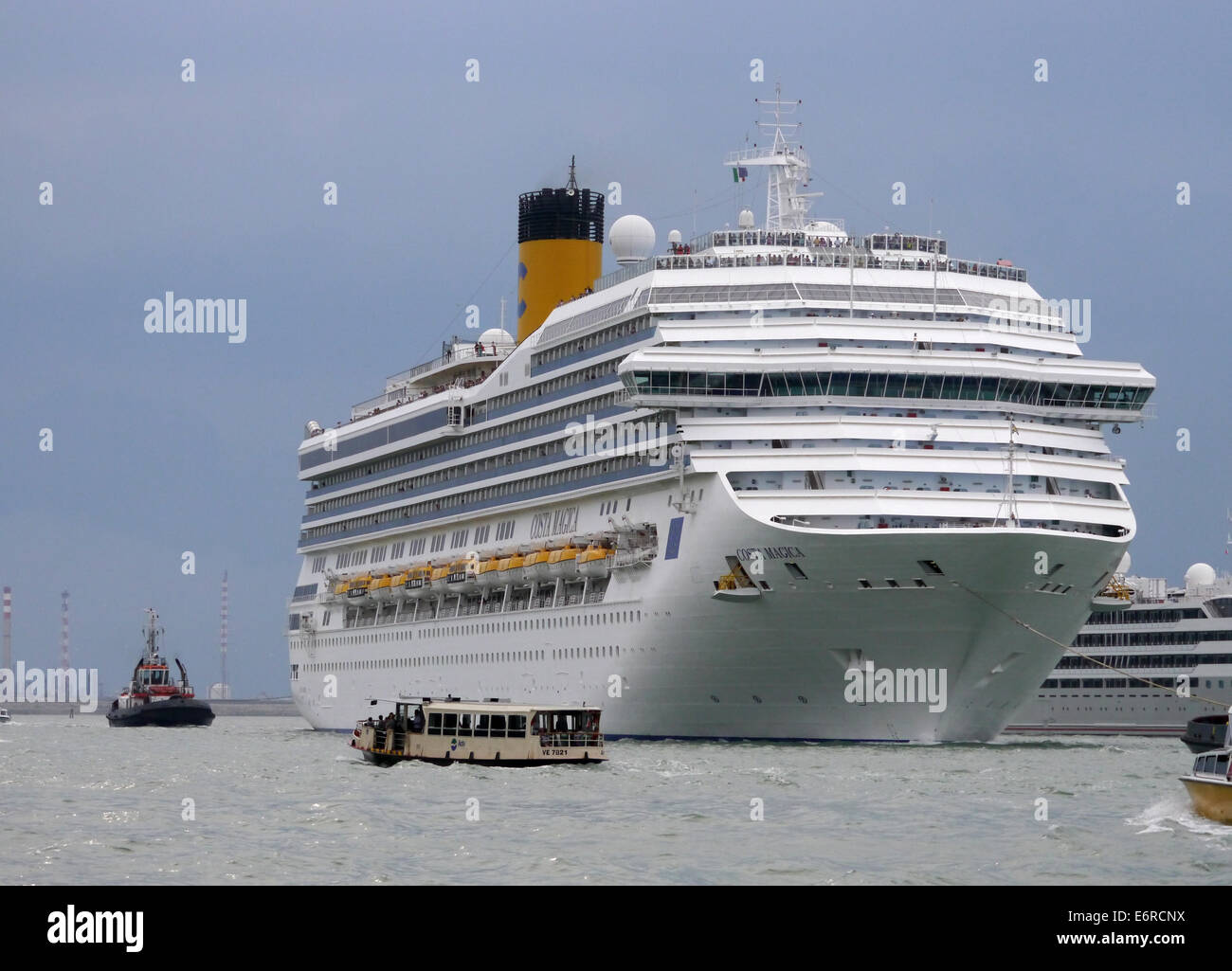 Großes Kreuzfahrtschiff im Canale della Giudecca in Venedig Stockfoto