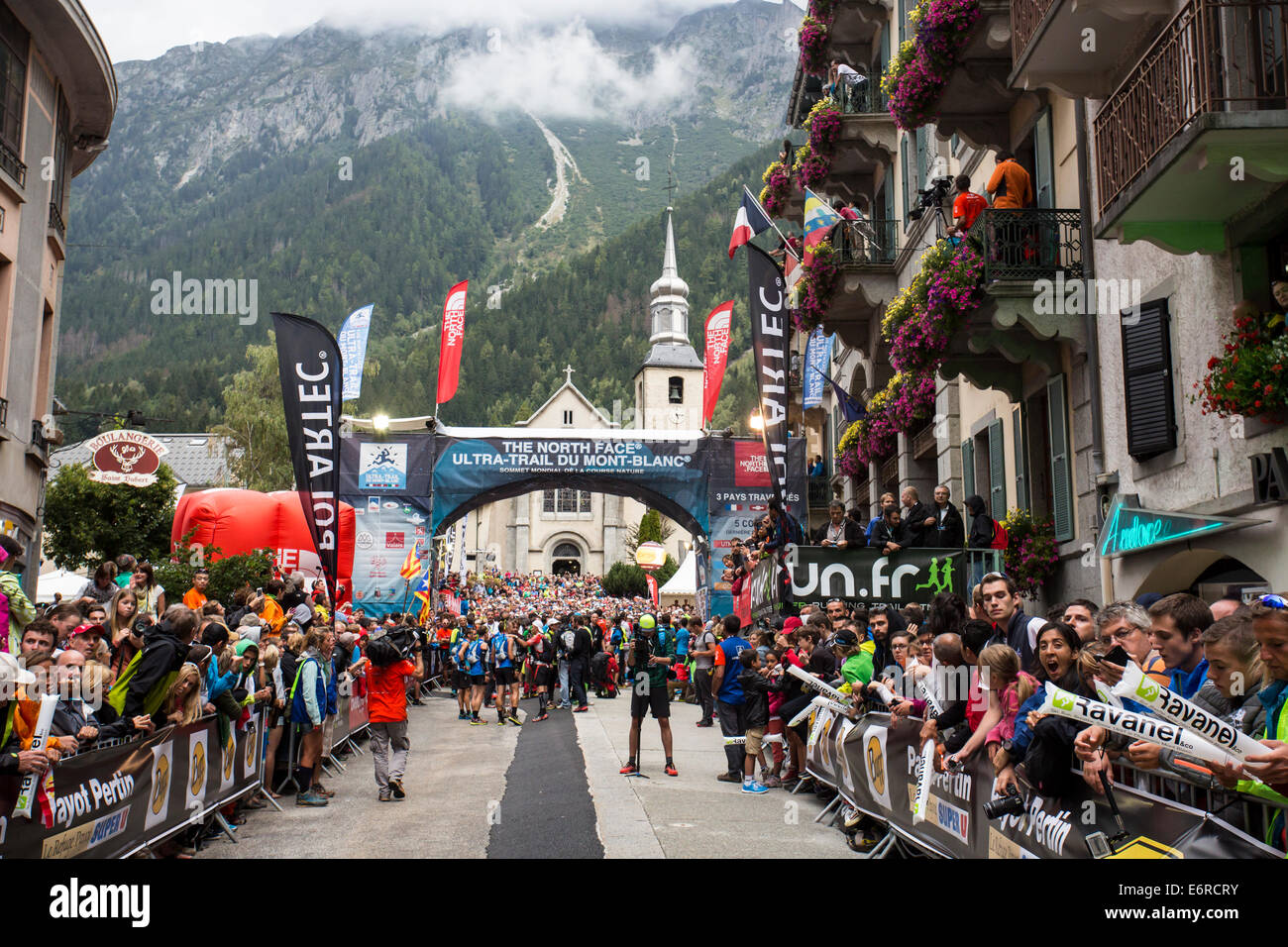 Chamonix Mont Blanc, Frankreich. 29. August 2014. Chamonix Mont Blanc, Frankreich. 29. August 2014. UTMB begann im Regen von Chamonix Mont Blanc, Frankreich um 17.30 Uhr am 29.08.2014. Das Rennen führt durch 3 Alpenländer (Frankreich, Schweiz und Italien), über viele hohe Pässe für insgesamt 163km laufen und 9600m Höhe Gewinn insgesamt während der Umrundung des Mont Blanc-Massivs. Das Rennen wird in Teilautonomie mit nur ein paar Haltestellen für Futter und Wasser durchgeführt. Es ist für 2 Nächte und 2 Tage laufen. Die ersten Läufer werden voraussichtlich Chamonix um 14 Uhr morgen am nächsten Tag erreichen. © Stockfoto