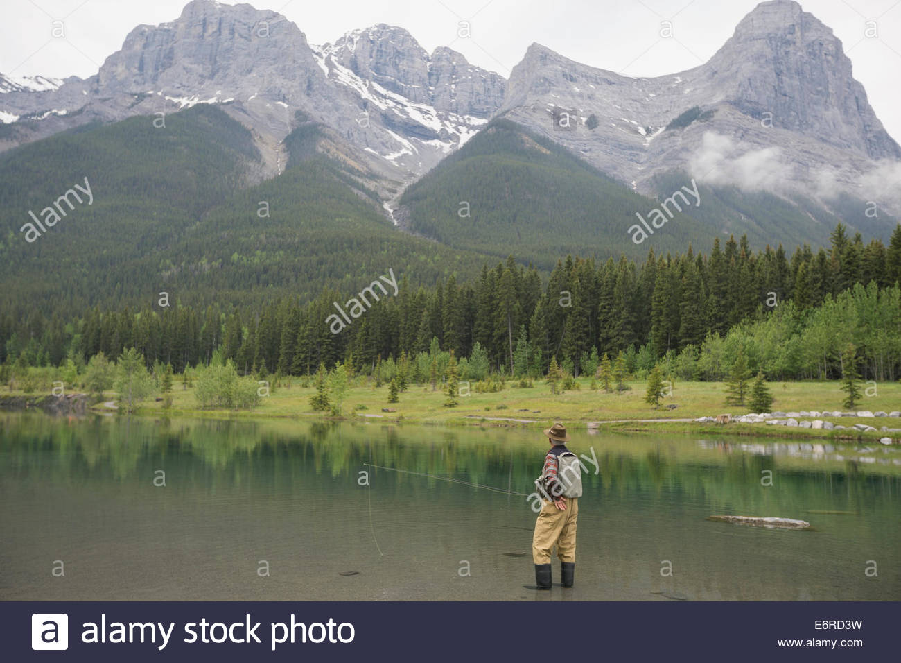 Älterer Mann noch See angeln Stockfoto