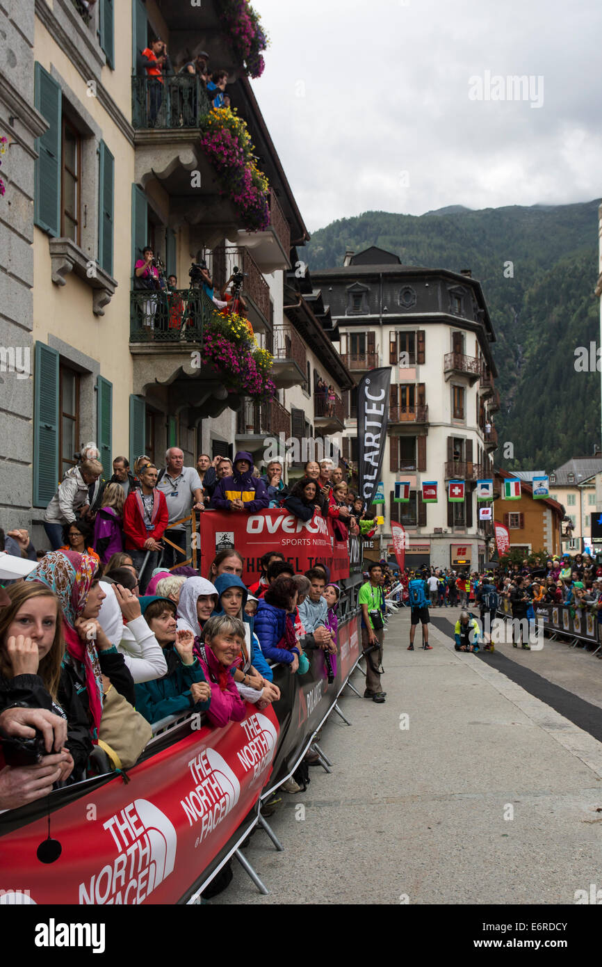 Chamonix Mont Blanc, Frankreich. 29. August 2014. Chamonix Mont Blanc, Frankreich. 29. August 2014. UTMB begann im Regen von Chamonix Mont Blanc, Frankreich um 17.30 Uhr am 29.08.2014. Das Rennen führt durch 3 Alpenländer (Frankreich, Schweiz und Italien), über viele hohe Pässe für insgesamt 163km laufen und 9600m Höhe Gewinn insgesamt während der Umrundung des Mont Blanc-Massivs. Das Rennen wird in Teilautonomie mit nur ein paar Haltestellen für Futter und Wasser durchgeführt. Es ist für 2 Nächte und 2 Tage laufen. Die ersten Läufer werden voraussichtlich Chamonix um 14 Uhr morgen am nächsten Tag erreichen. © Stockfoto