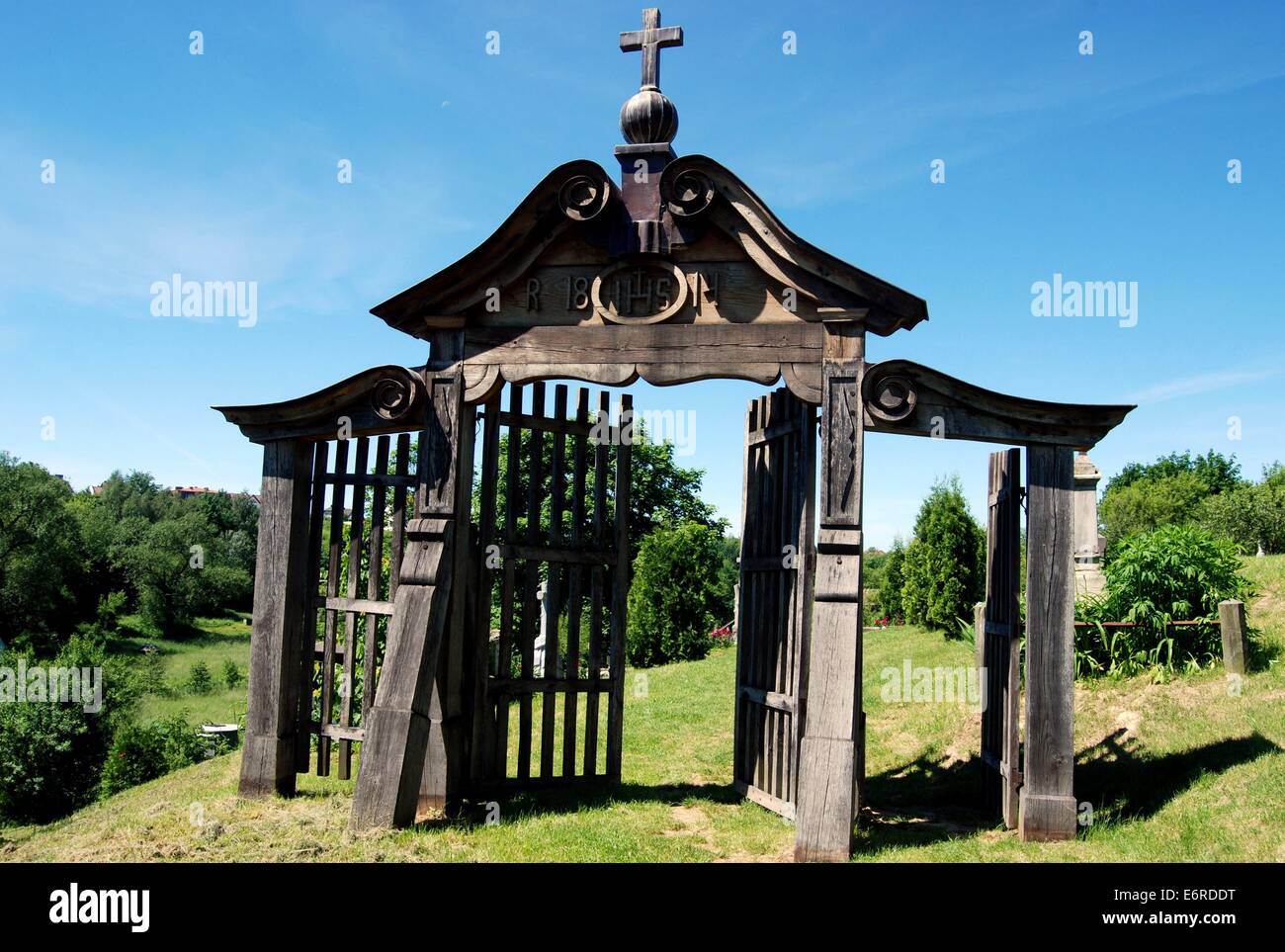 LUBLIN, Polen: 1814 hölzerne Friedhofstor an das regionale Ethnographische Freilichtmuseum Skansen genannt Stockfoto